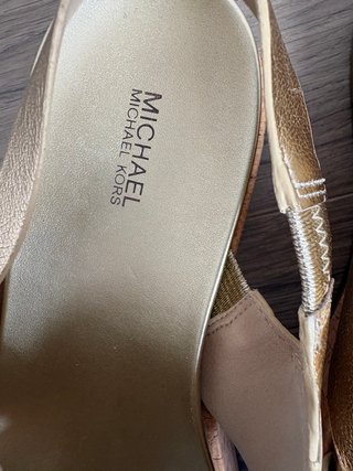 Sandalias doradas sin estrenar