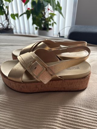 Sandalias doradas sin estrenar