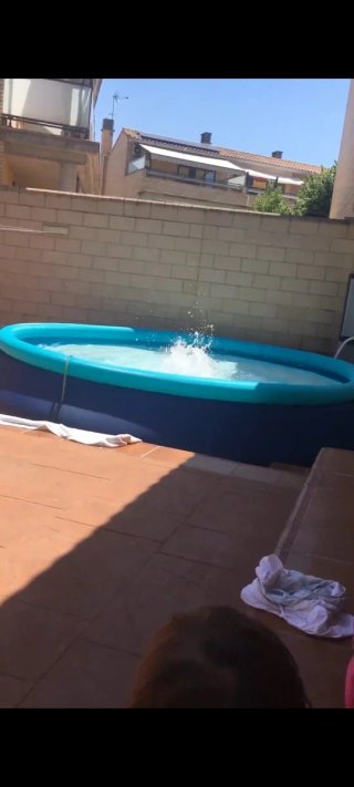 Piscina hinchable azul y turquesa con depuradora