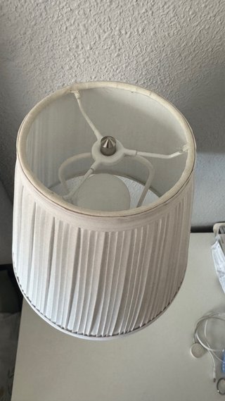 Cabecero de tela gris + lámpara + deco