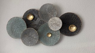 Cabecero de tela gris + lámpara + deco