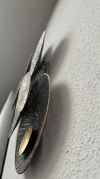 Cabecero de tela gris + lámpara + deco