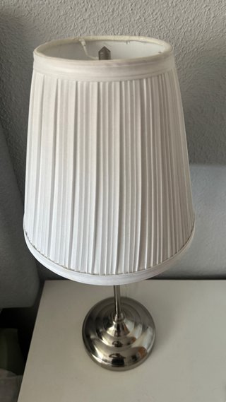 Cabecero de tela gris + lámpara + deco