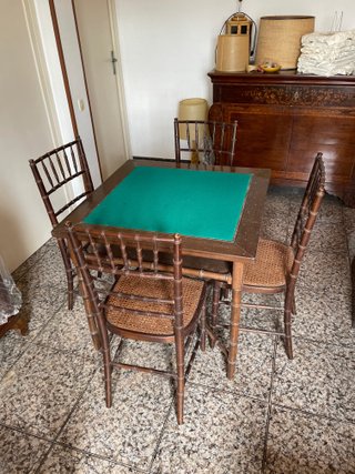Mesa de juegos con 4 sillas