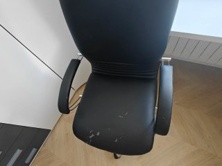 Silla de oficina negra y plateada