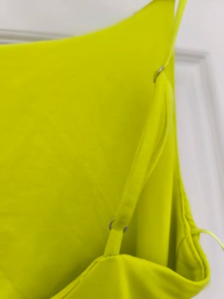 Vestido Zara verde lima drapeado.