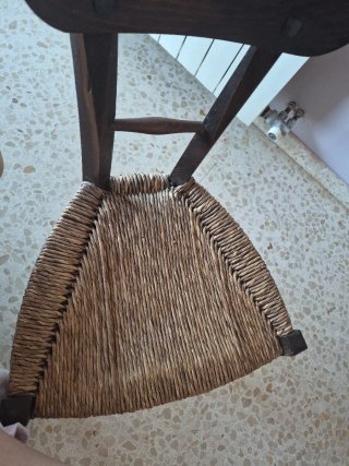 Silla de madera con asiento de yute
