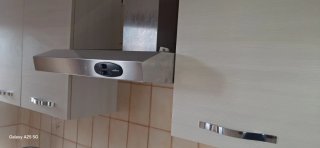 Cucina completa beige e bianca