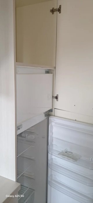 Cucina completa beige e bianca