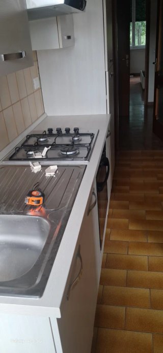 Cucina completa beige e bianca