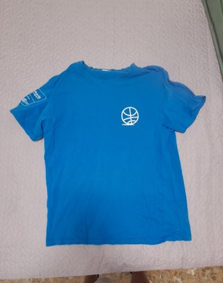 Camiseta azul con logo de baloncesto