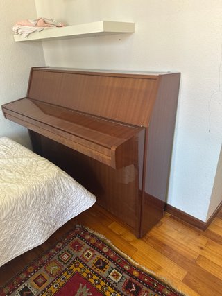Piano de pared Wilhelm Schimmel, esta en noja y no