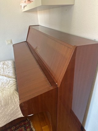 Piano de pared Wilhelm Schimmel, esta en noja y no