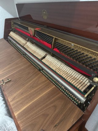 Piano de pared Wilhelm Schimmel, esta en noja y no