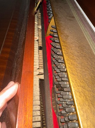 Piano de pared Wilhelm Schimmel, esta en noja y no