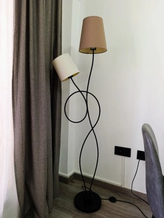 Lámpara de pie moderna beige y negra