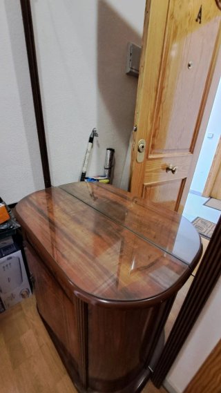Recibidor de madera con espejo