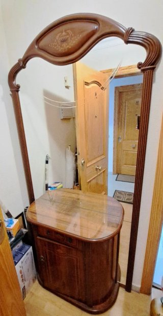 Recibidor de madera con espejo