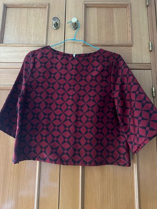 Blusa de vestir con estampado geométrico