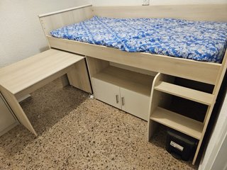 Dormitorio juvenil con cama alta y almacenaje