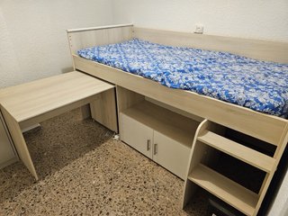 Dormitorio juvenil con cama alta y almacenaje