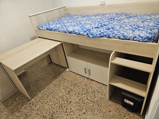 Dormitorio juvenil con cama alta y almacenaje