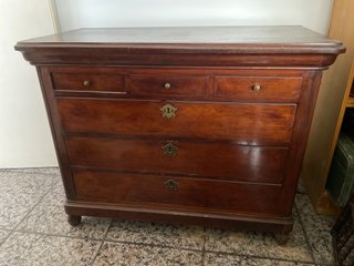 Cómoda antigua de madera