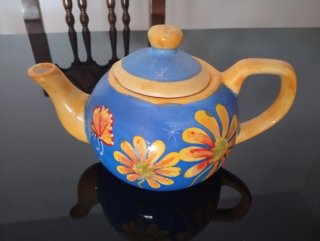 Tetera de cerámica decorada
