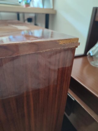 Mesa de noche antigua de madera