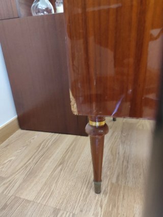 Mesa de noche antigua de madera