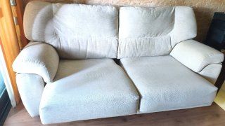 Sofá 3 plazas beige con asientos deslizantes.