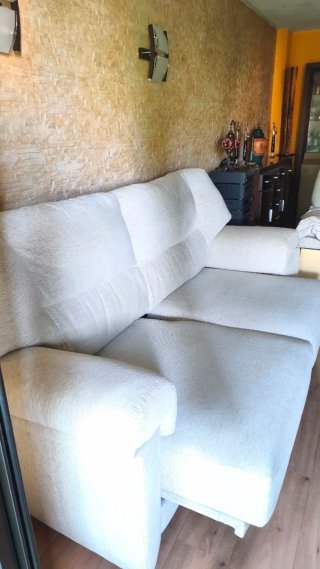 Sofá 3 plazas beige con asientos deslizantes.