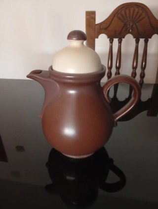 Tetera de cerámica marrón y beige