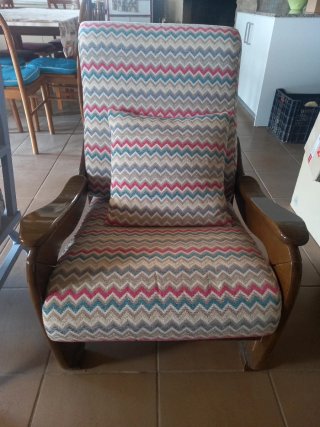 Sillón antiguo tapizado multicolor