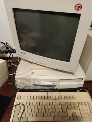 PC Antiguo IBM Pentium II Retro Gamer