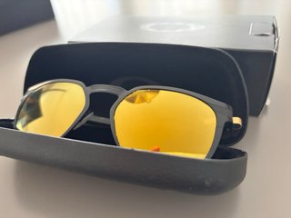 Gafas de sol Oakley negras y doradas