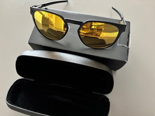 Gafas de sol Oakley negras y doradas