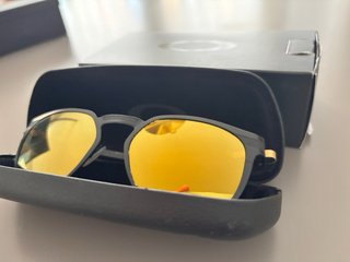 Gafas de sol Oakley negras y doradas