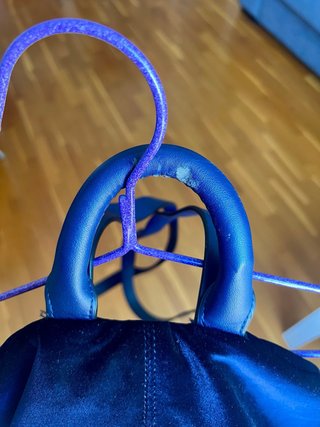 Mochila, marca ZARA, terciopelo azul.