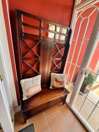 Ingresso in legno con appendiabiti, panca e specchi
