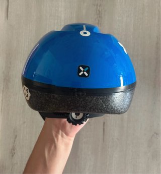Casco infantil azul para bicicleta