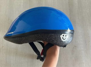 Casco infantil azul para bicicleta