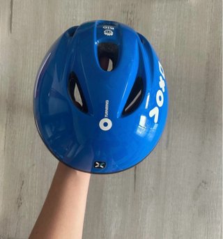 Casco infantil azul para bicicleta