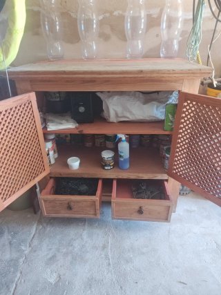 Aparador rústico de madera con puertas de celosía