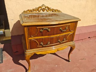Mesita de noche antigua de madera