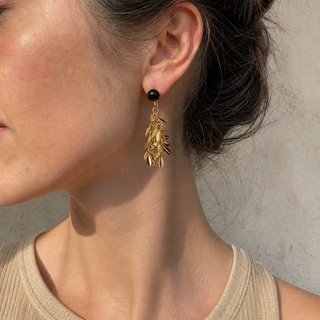 Pendientes Hojas Doradas con Perla Negra