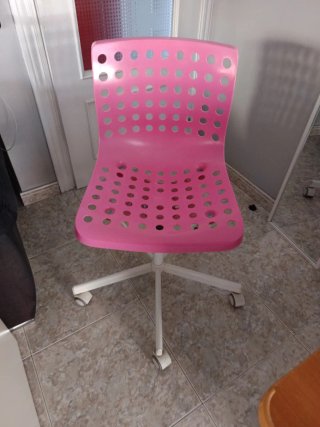 Silla de escritorio rosa con ruedas