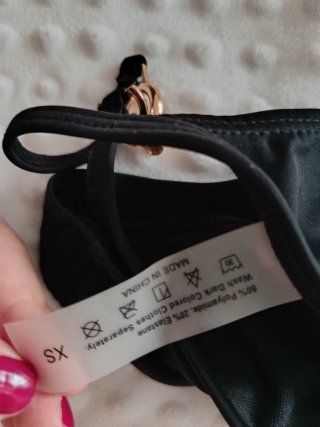 Tanga bikini negro con detalles dorados Talla XS