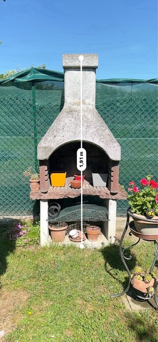 Barbecue in muratura grigio e arancione