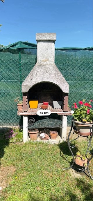 Barbecue in muratura grigio e arancione